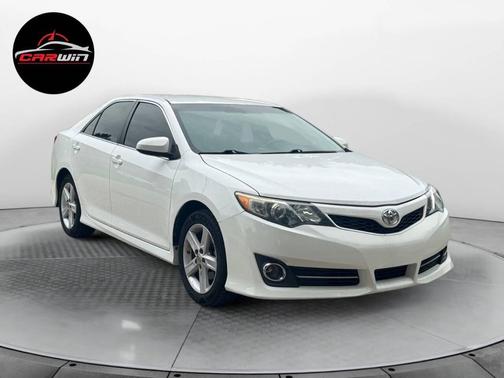White 2014 Toyota Camry SE