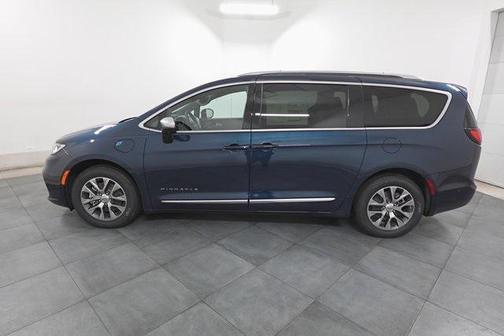 2025 Chrysler Pacifica L