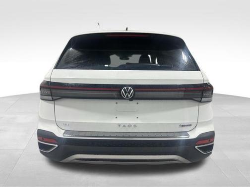 Pure White 2026 Volkswagen Taos 1.5T SE