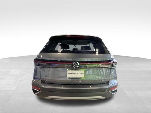 Platinum Gray Metallic 2025 Volkswagen Taos 1.5T SE