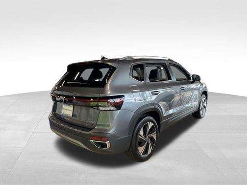 Platinum Gray Metallic 2025 Volkswagen Taos 1.5T SE