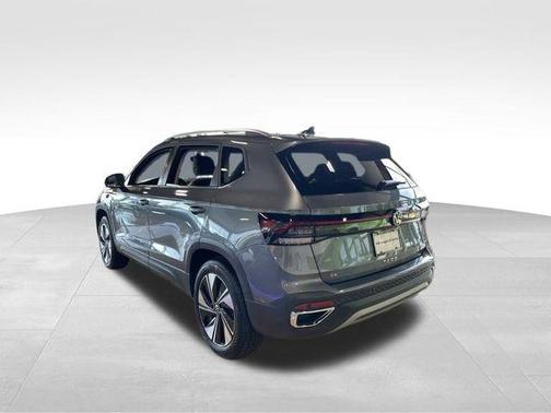Platinum Gray Metallic 2025 Volkswagen Taos 1.5T SE