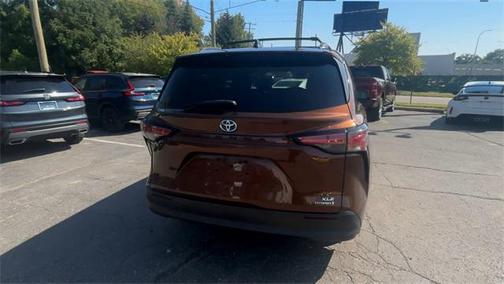 2022 Toyota Sienna XLE 8 Passenger