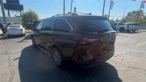 2022 Toyota Sienna XLE 8 Passenger