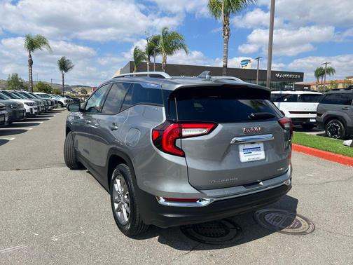 Sterling Metallic 2024 GMC Terrain SLT