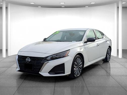 Glacier White 2025 Nissan Altima 2.5 SV