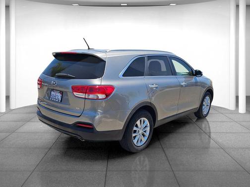 Titanium Silver 2017 Kia Sorento LX