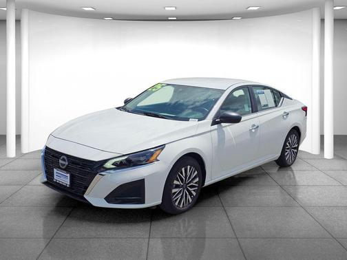 Glacier White 2025 Nissan Altima 2.5 SV