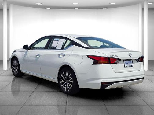 Glacier White 2025 Nissan Altima 2.5 SV