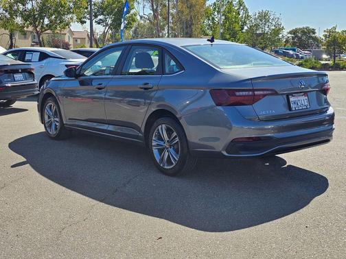 Platinum Gray Metallic 2024 Volkswagen Jetta 1.5T SE