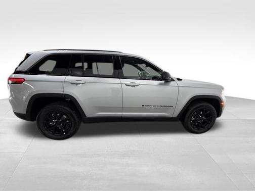 Silver Zynith 2026 Jeep Grand Cherokee Laredo