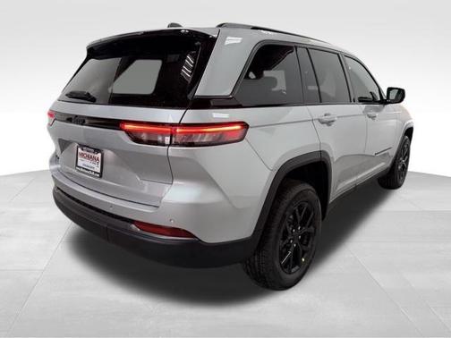 Silver Zynith 2026 Jeep Grand Cherokee Laredo