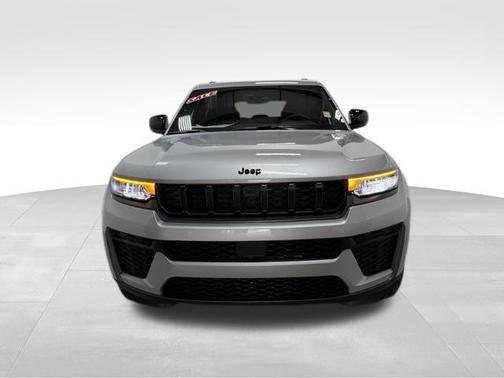 Silver Zynith 2026 Jeep Grand Cherokee Laredo