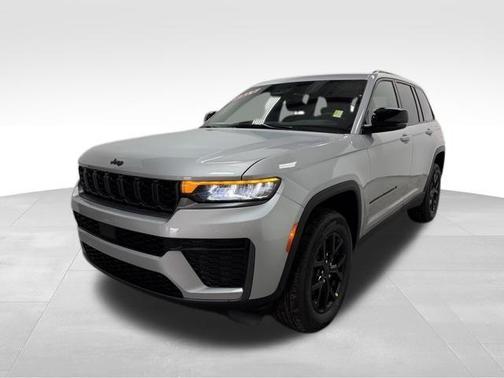 Silver Zynith 2026 Jeep Grand Cherokee Laredo