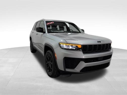 Silver Zynith 2026 Jeep Grand Cherokee Laredo