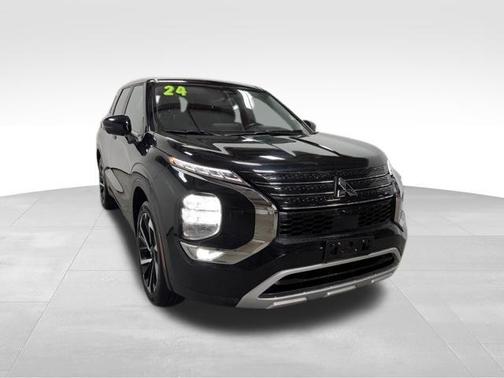 Labrador Black Pearl 2024 Mitsubishi Outlander SE