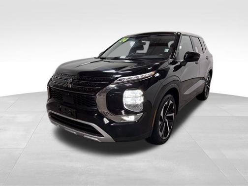 Labrador Black Pearl 2024 Mitsubishi Outlander SE