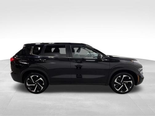 Labrador Black Pearl 2024 Mitsubishi Outlander SE