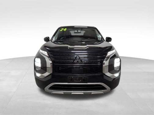 Labrador Black Pearl 2024 Mitsubishi Outlander SE