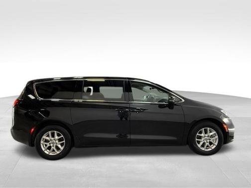 Brilliant Black Crystal Pearlcoat 2023 Chrysler Pacifica Touring-L