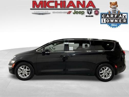 Brilliant Black Crystal Pearlcoat 2023 Chrysler Pacifica Touring-L