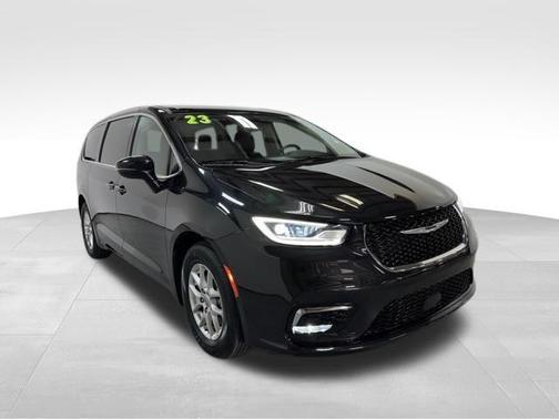 Brilliant Black Crystal Pearlcoat 2023 Chrysler Pacifica Touring-L