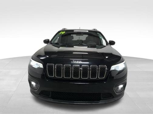 Diamond Black 2019 Jeep Cherokee Latitude Plus