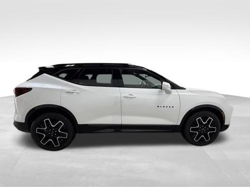 Iridescent Pearl Tricoat 2024 Chevrolet Blazer RS