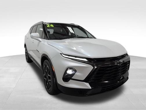 Iridescent Pearl Tricoat 2024 Chevrolet Blazer RS