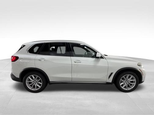 Mineral White Metallic 2022 BMW X5 xDrive40i
