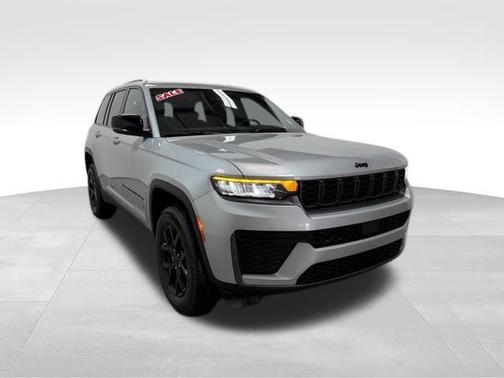 Silver Zynith 2026 Jeep Grand Cherokee Laredo