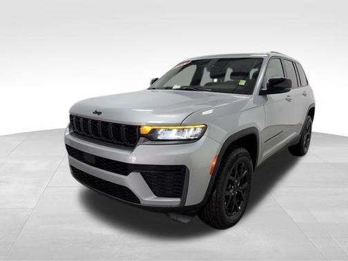 Silver Zynith 2026 Jeep Grand Cherokee Laredo