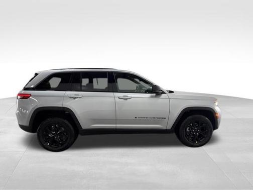 Silver Zynith 2026 Jeep Grand Cherokee Laredo