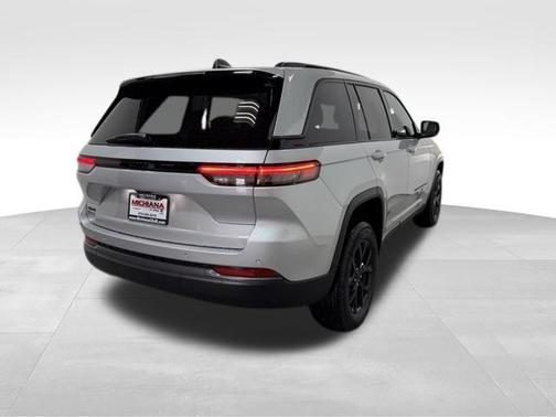 Silver Zynith 2026 Jeep Grand Cherokee Laredo