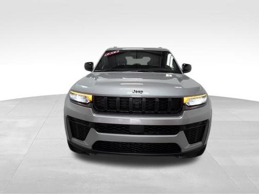 Silver Zynith 2026 Jeep Grand Cherokee Laredo