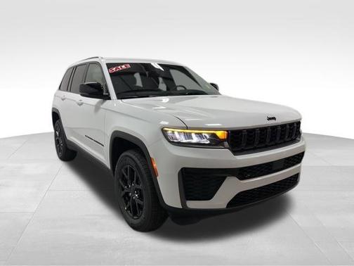 Bright White Clearcoat 2026 Jeep Grand Cherokee Laredo