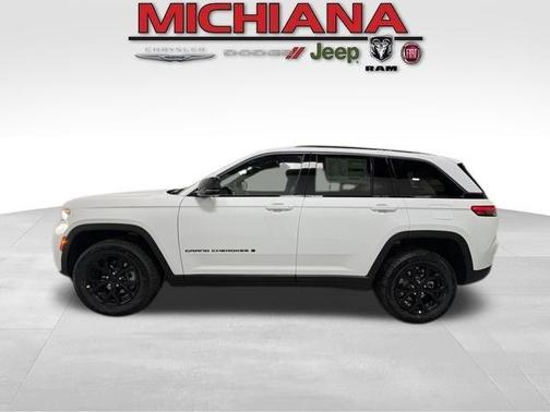 Bright White Clearcoat 2026 Jeep Grand Cherokee Laredo