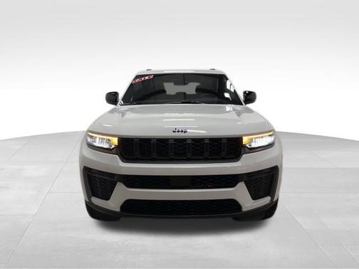 Bright White Clearcoat 2026 Jeep Grand Cherokee Laredo