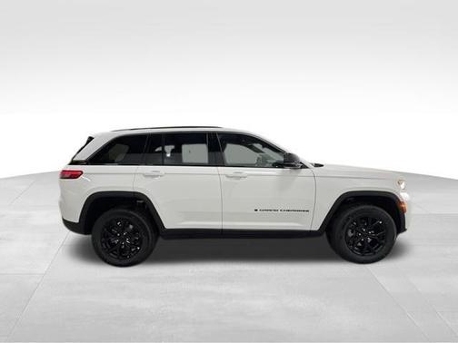 Bright White Clearcoat 2026 Jeep Grand Cherokee Laredo