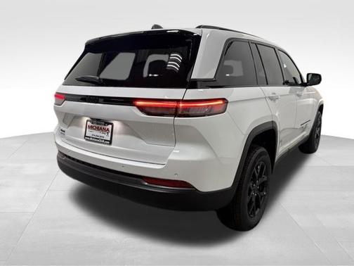 Bright White Clearcoat 2026 Jeep Grand Cherokee Laredo