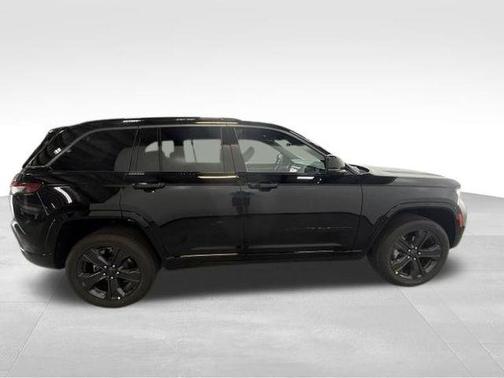 Gloss Black 2027 Jeep Grand Cherokee Limited