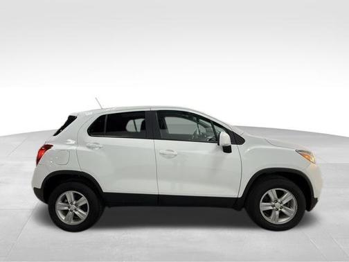 Summit White 2022 Chevrolet Trax LS