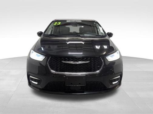 Brilliant Black Crystal Pearlcoat 2023 Chrysler Pacifica Touring-L
