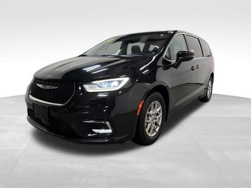 Brilliant Black Crystal Pearlcoat 2023 Chrysler Pacifica Touring-L