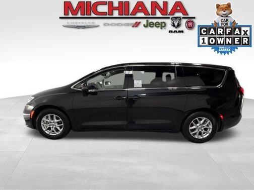 Brilliant Black Crystal Pearlcoat 2023 Chrysler Pacifica Touring-L