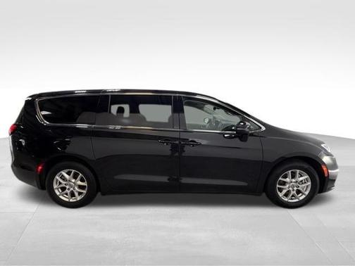 Brilliant Black Crystal Pearlcoat 2023 Chrysler Pacifica Touring-L