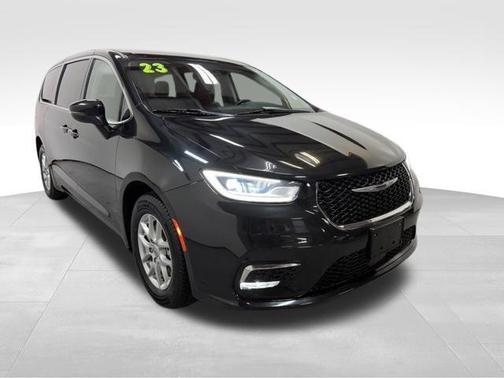 Brilliant Black Crystal Pearlcoat 2023 Chrysler Pacifica Touring-L