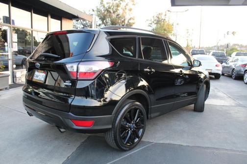 Black 2018 Ford Escape SE