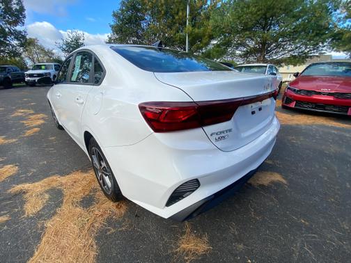 Snow White Pearl 2022 Kia Forte LXS