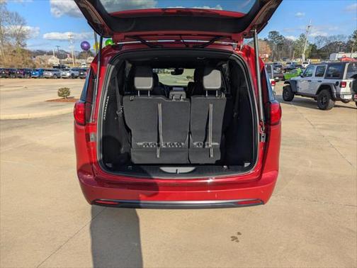 2025 Chrysler Voyager LX